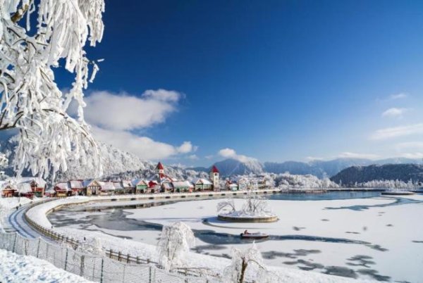 联美配资 雪山小城 大美大邑